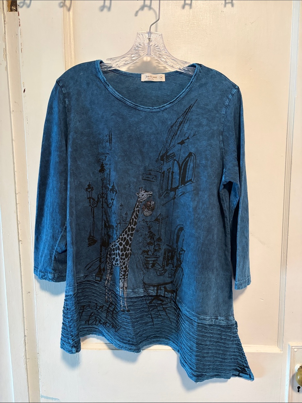 Jess & Jane Size Medium Teal Blue Mineral Wash 3/4 Sleeve Graphic Top Giraffe
